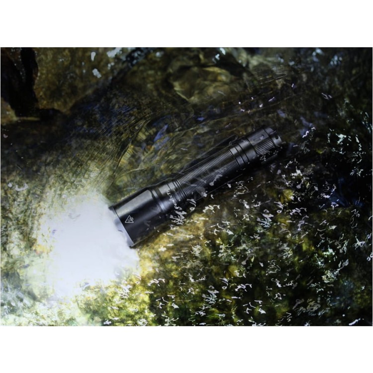 latarka-taktyczna-led-fenix-tk16-v2-0-czarna.jpg