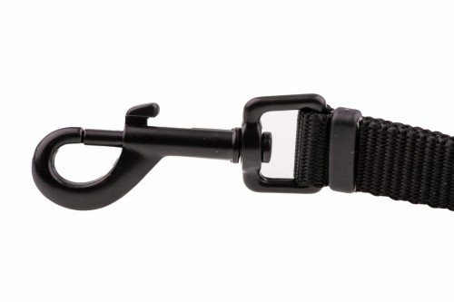 smycz-regulowana-przez-ramie-czarna-karabinczyk.jpg