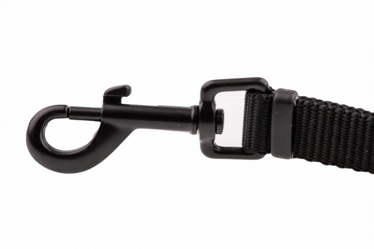 smycz-regulowana-przez-ramie-czarna-karabinczyk.jpg